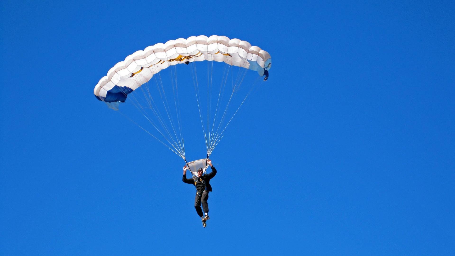 青少年足球比赛现场精彩纷呈，团队合作与个人能力齐飞，青少年足球比赛视频